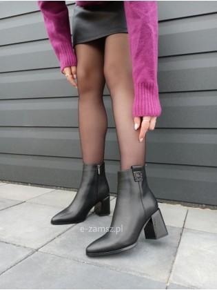 Czarne skórzane botki na...