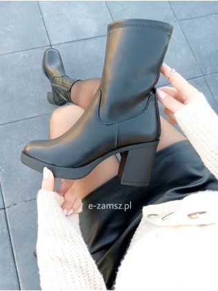 Czarny botek na słupku