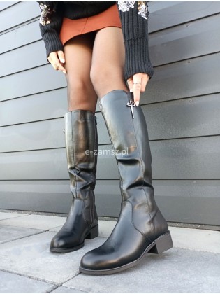 Czarne płaskie kozaki