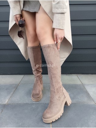 Beżowe kozaki zamszowe na...